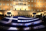 Policija cīņā pret tūkstošiem grieķu protestētāju pielieto asaru gāzi - 6