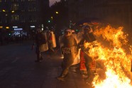 Policija cīņā pret tūkstošiem grieķu protestētāju pielieto asaru gāzi - 7