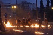 Policija cīņā pret tūkstošiem grieķu protestētāju pielieto asaru gāzi - 8