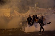 Policija cīņā pret tūkstošiem grieķu protestētāju pielieto asaru gāzi - 9