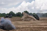 Krievijas karavīri sacensībās būvē pontontiltu - 2