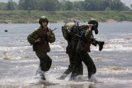 Krievijas karavīri sacensībās būvē pontontiltu - 5