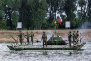 Krievijas karavīri sacensībās būvē pontontiltu - 9