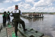 Krievijas karavīri sacensībās būvē pontontiltu - 17