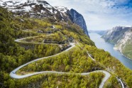 Pasaules čempions kalnu slēpošanā Svindāls un WRC pilots Andreass Mikelsens izbrauc pa Norvēģijas kalnu serpentīnu - 1