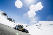 Pasaules čempions kalnu slēpošanā Svindāls un WRC pilots Andreass Mikelsens izbrauc pa Norvēģijas kalnu serpentīnu - 2