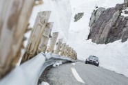 Pasaules čempions kalnu slēpošanā Svindāls un WRC pilots Andreass Mikelsens izbrauc pa Norvēģijas kalnu serpentīnu - 9