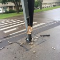Lomonosova ielā auto ietriecas gājēju pārejas stabā - 2