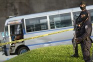 Karavīri apsargā autobusus Salvadorā - 8