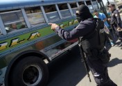 Karavīri apsargā autobusus Salvadorā - 9