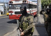 Karavīri apsargā autobusus Salvadorā - 11