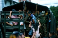 Karavīri apsargā autobusus Salvadorā - 13