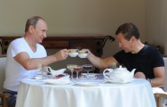 Putins un Medvedevs kopā vingo Sočos - 11