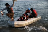 Migranti laivās ierodas Kosas salā - 3