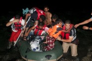 Migranti laivās ierodas Kosas salā - 5