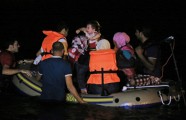 Migranti laivās ierodas Kosas salā - 7