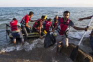 Migranti laivās ierodas Kosas salā - 8