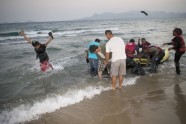 Migranti laivās ierodas Kosas salā - 11
