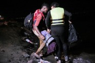 Migranti laivās ierodas Kosas salā - 13
