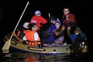 Migranti laivās ierodas Kosas salā - 14