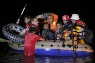 Migranti laivās ierodas Kosas salā - 15