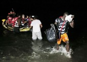 Migranti laivās ierodas Kosas salā - 16
