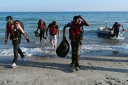 Migranti laivās ierodas Kosas salā - 21