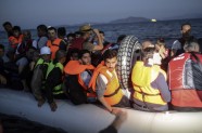 Migranti laivās ierodas Kosas salā - 22