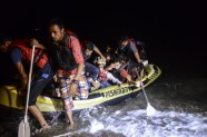 Migranti laivās ierodas Kosas salā - 23