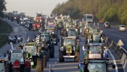Lauksaimnieki ar traktoriem protestē Parīzē  - 1