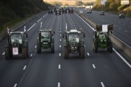 Lauksaimnieki ar traktoriem protestē Parīzē  - 4