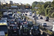 Lauksaimnieki ar traktoriem protestē Parīzē  - 8