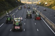 Lauksaimnieki ar traktoriem protestē Parīzē  - 9