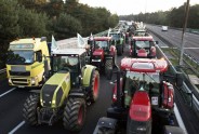 Lauksaimnieki ar traktoriem protestē Parīzē  - 10
