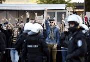 Somijā notiek bēgļu pretinieku un atbalstītāju demonstrācijas - 12