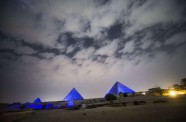 Ēģiptes piramīdas pārtop zilās krāsas toņos - 7