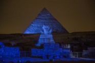 Ēģiptes piramīdas pārtop zilās krāsas toņos - 9
