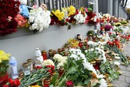 Ziedu un svecīšu nolikšana pie Krievijas vēstniecības aviokatastrofā Ēģiptē bojāgājušo piemiņai	 - 4