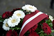 Amatpersonas Lāčplēša dienā noliek ziedus Brāļu kapos  - 4