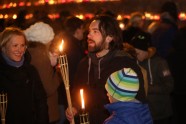 Kritušo karavīru piemiņai pie Rīgas pils zaigo tūkstošiem svecīšu liesmiņu - 71