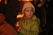 Kritušo karavīru piemiņai pie Rīgas pils zaigo tūkstošiem svecīšu liesmiņu - 74