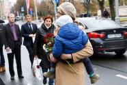 Paužot atbalstu Francijai, pie vēstniecības Rīgā tiek likti ziedi - 43