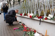 Paužot atbalstu Francijai, pie vēstniecības Rīgā tiek likti ziedi - 47