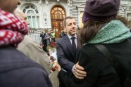 Piemiņas brīdī pie Francijas vēstniecības Rīgā pulcējas vairāk nekā 100 cilvēku  - 7