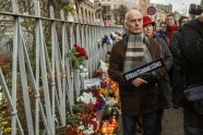 Piemiņas brīdī pie Francijas vēstniecības Rīgā pulcējas vairāk nekā 100 cilvēku  - 8