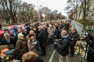 Piemiņas brīdī pie Francijas vēstniecības Rīgā pulcējas vairāk nekā 100 cilvēku  - 9