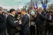 Piemiņas brīdī pie Francijas vēstniecības Rīgā pulcējas vairāk nekā 100 cilvēku  - 10