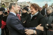 Piemiņas brīdī pie Francijas vēstniecības Rīgā pulcējas vairāk nekā 100 cilvēku  - 11