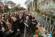 Piemiņas brīdī pie Francijas vēstniecības Rīgā pulcējas vairāk nekā 100 cilvēku  - 12