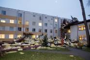 Spēcīgais vējš slimnīcai Ventspilī norauj daļu jumta seguma - 18